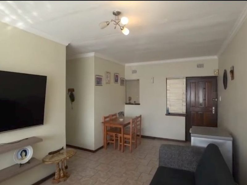 3 Bedrooms, 1 Bathroom Apartment For Sale In Amanzimtoti, Durban - Photo 3