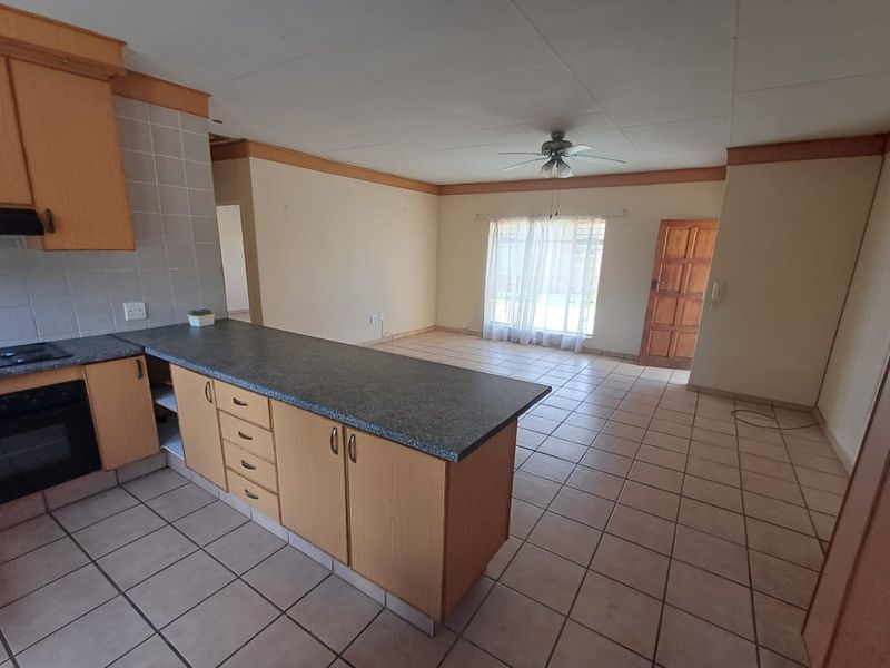 2 Bedroom townhouse to rent in Wilkoppies - Photo 3
