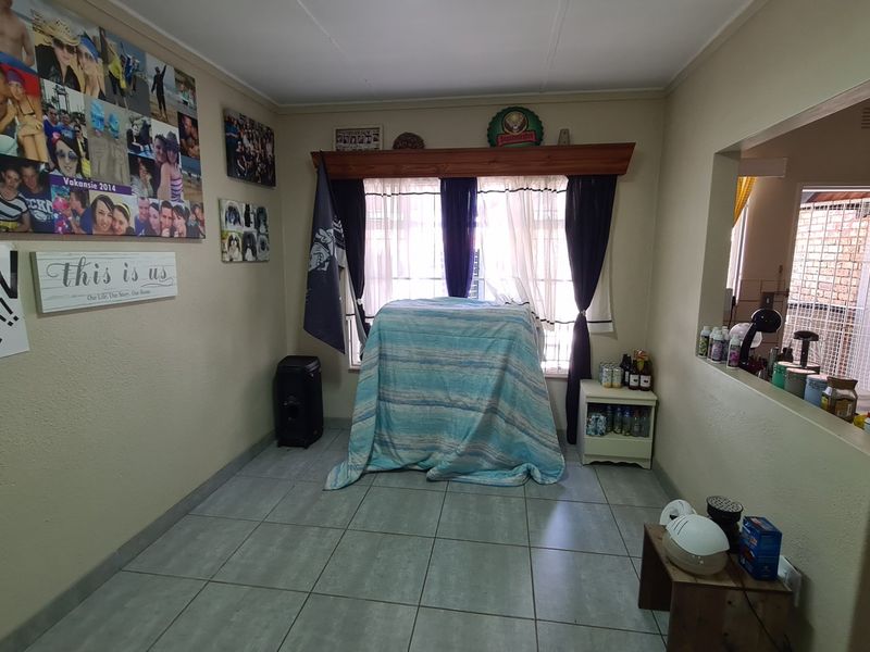 Spacious townhouse superbly situated across from the Shoprite complex in Stilfontein Extension 4. - Photo 8