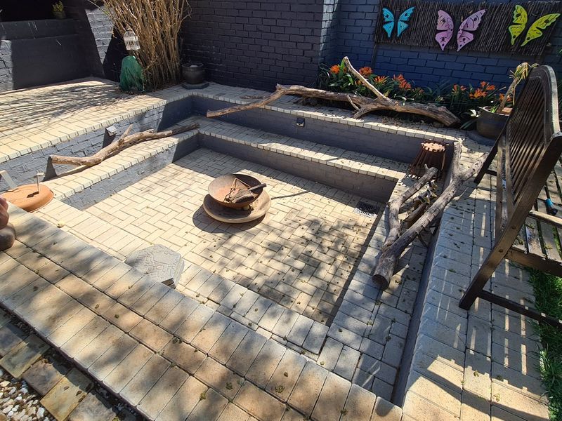Spacious townhouse superbly situated across from the Shoprite complex in Stilfontein Extension 4. - Photo 2