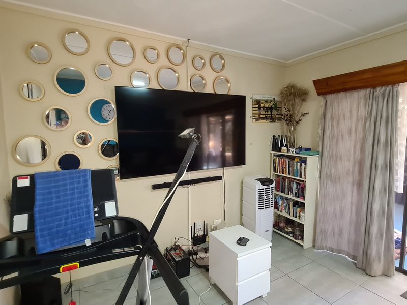 Spacious townhouse superbly situated across from the Shoprite complex in Stilfontein Extension 4. - Photo 6