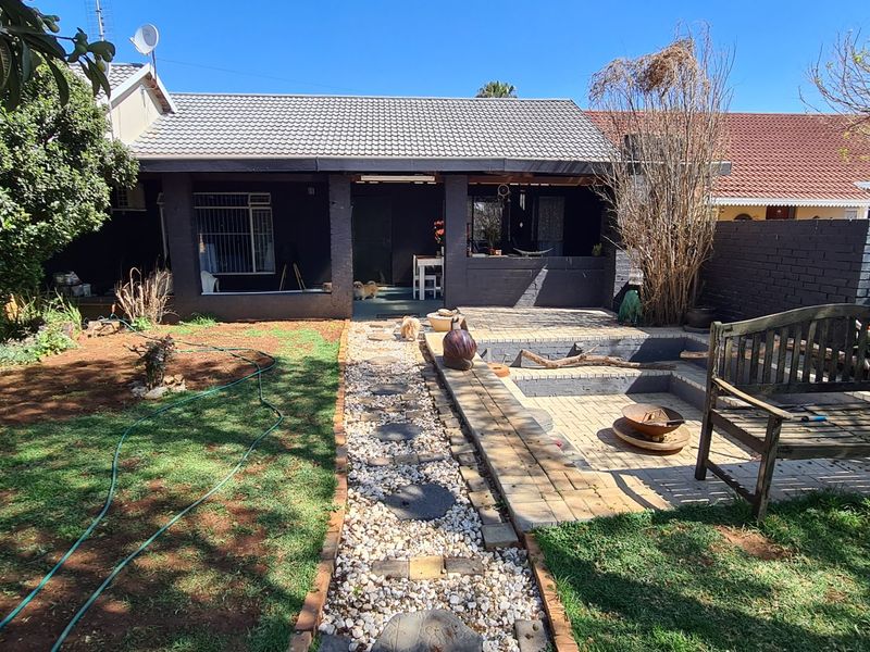 Spacious townhouse superbly situated across from the Shoprite complex in Stilfontein Extension 4. - Photo 1