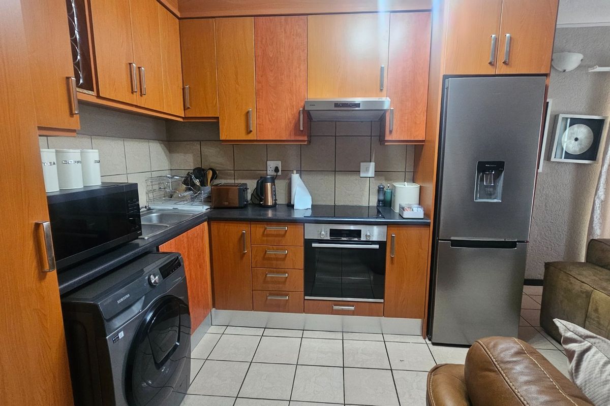 Newly Renovated Fully Furnished 2 Bedrooms and 2 Bathrooms  - Photo 2