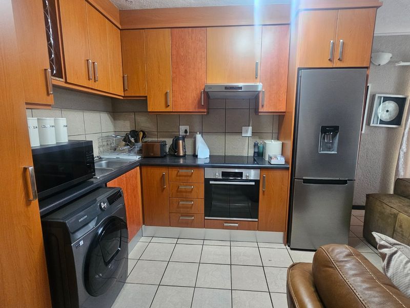 Newly Renovated Fully Furnished 2 Bedrooms and 2 Bathrooms  - Photo 2