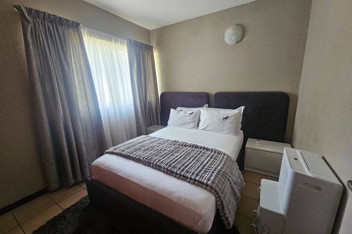 Newly Renovated Fully Furnished 2 Bedrooms and 2 Bathrooms  - Photo 3