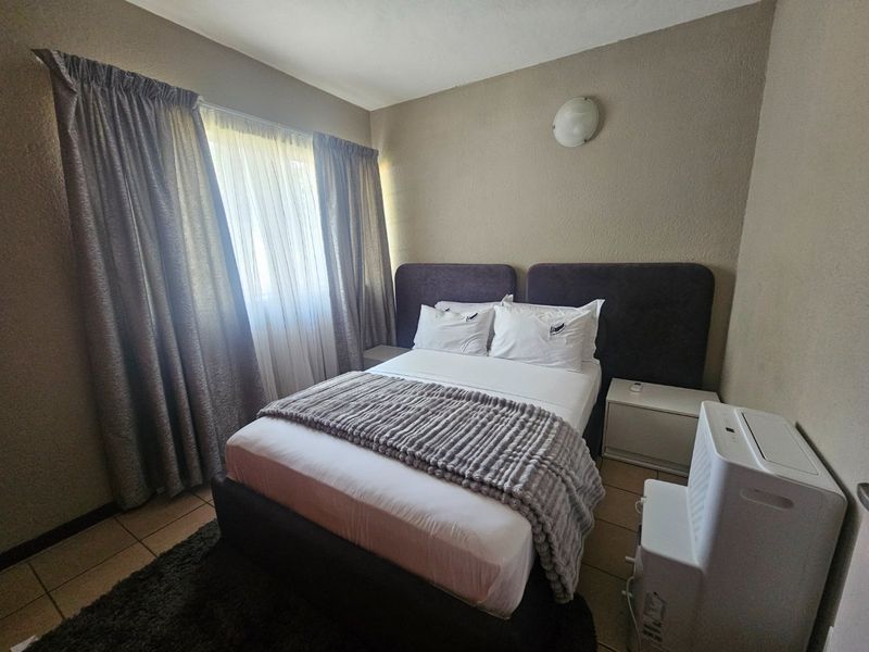Newly Renovated Fully Furnished 2 Bedrooms and 2 Bathrooms  - Photo 3