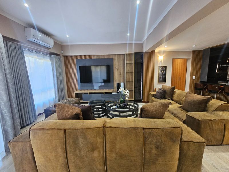 State of The Art Newly Renovated Fully Furnished Family Home  - Photo 3