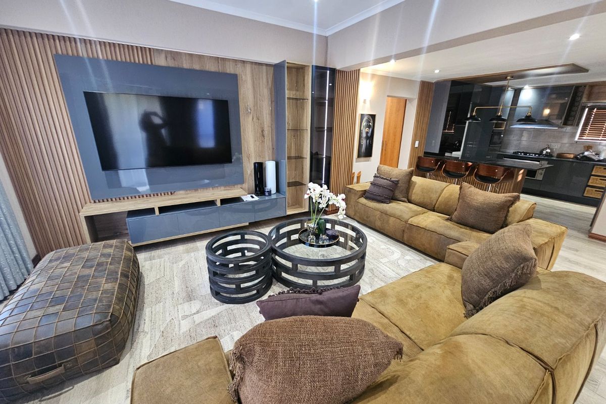 State of The Art Newly Renovated Fully Furnished Family Home  - Photo 2