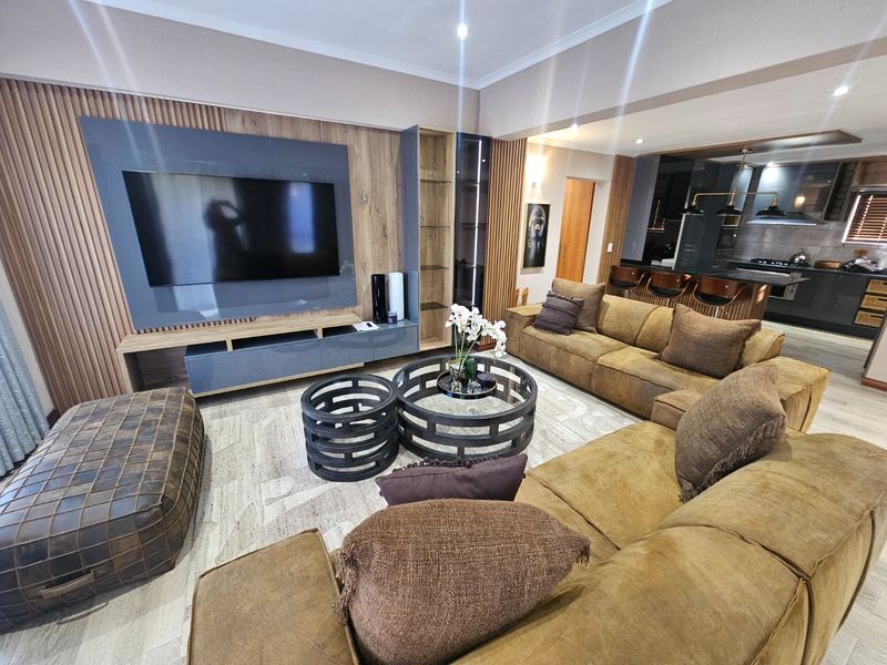 State of The Art Newly Renovated Fully Furnished Family Home  - Photo 2