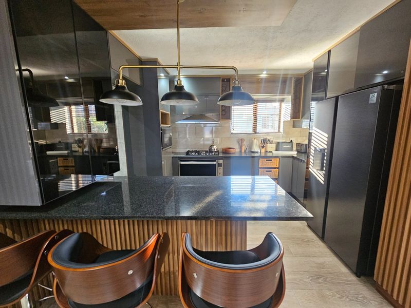 State of The Art Newly Renovated Fully Furnished Family Home  - Photo 10