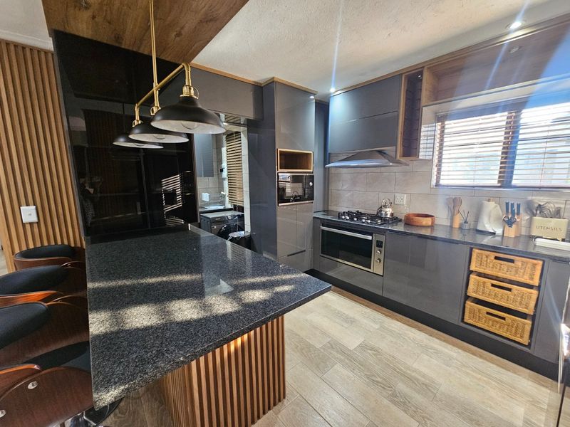 State of The Art Newly Renovated Fully Furnished Family Home  - Photo 9