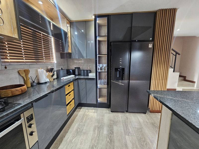 State of The Art Newly Renovated Fully Furnished Family Home  - Photo 7