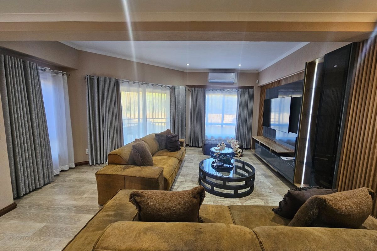 State of The Art Newly Renovated Fully Furnished Family Home  - Photo 4