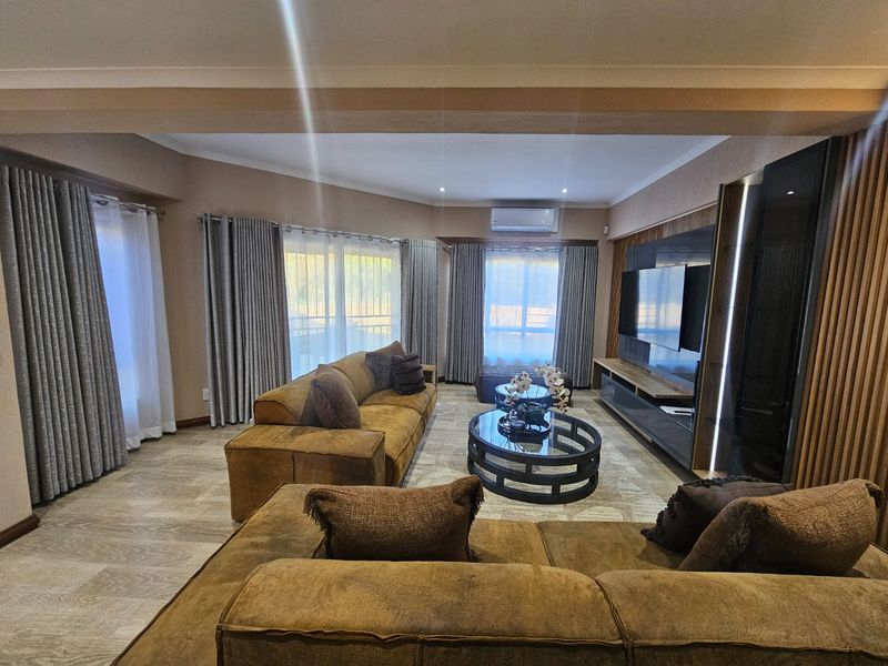 State of The Art Newly Renovated Fully Furnished Family Home  - Photo 4