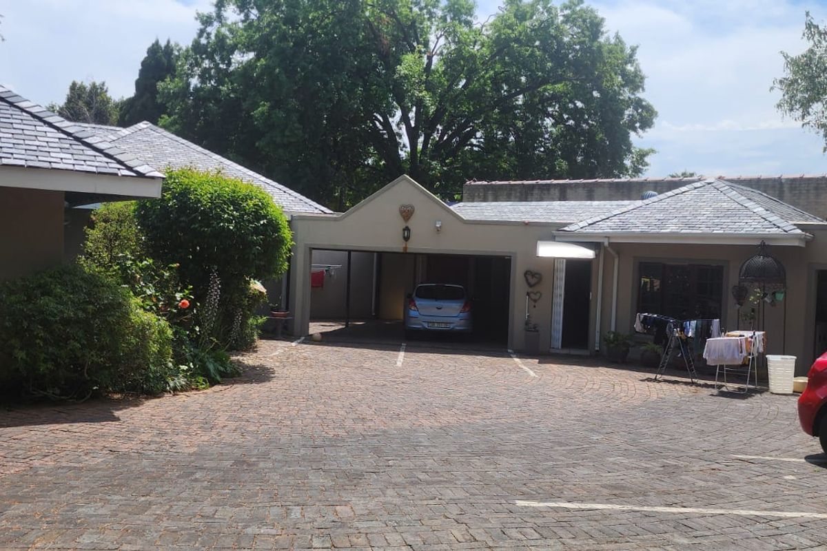 10 Bedroom Guesthouse for Sale – Prime Northcliff Location -Investors Dream! - Photo 3