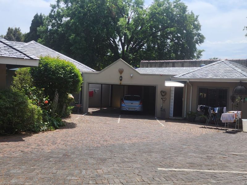 10 Bedroom Guesthouse for Sale – Prime Northcliff Location -Investors Dream! - Photo 3