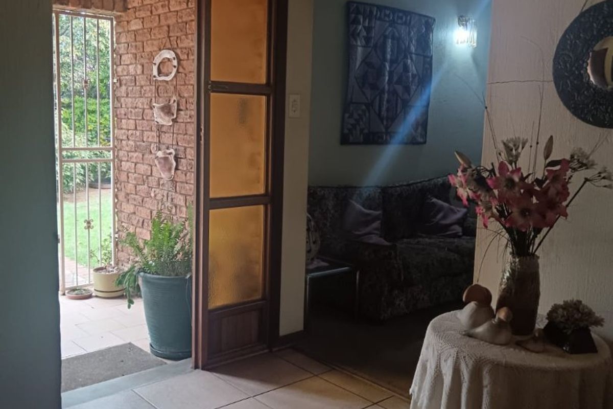 4 Bedroom Family Home with flat - Photo 3