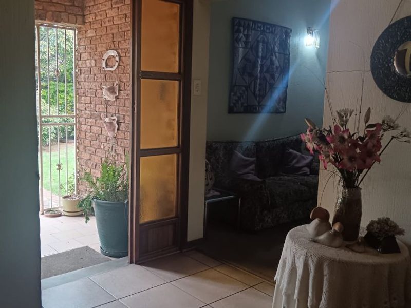 4 Bedroom Family Home with flat - Photo 3