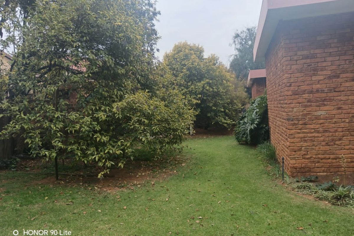 4 Bedroom Family Home with flat - Photo 2