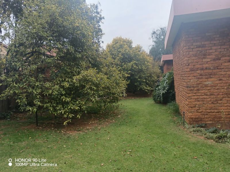 4 Bedroom Family Home with flat - Photo 2