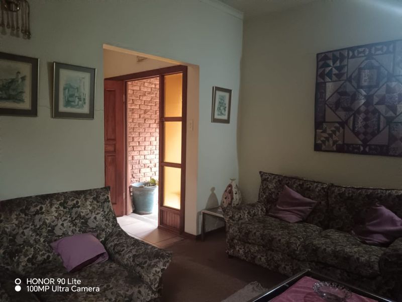 4 Bedroom Family Home with flat - Photo 5