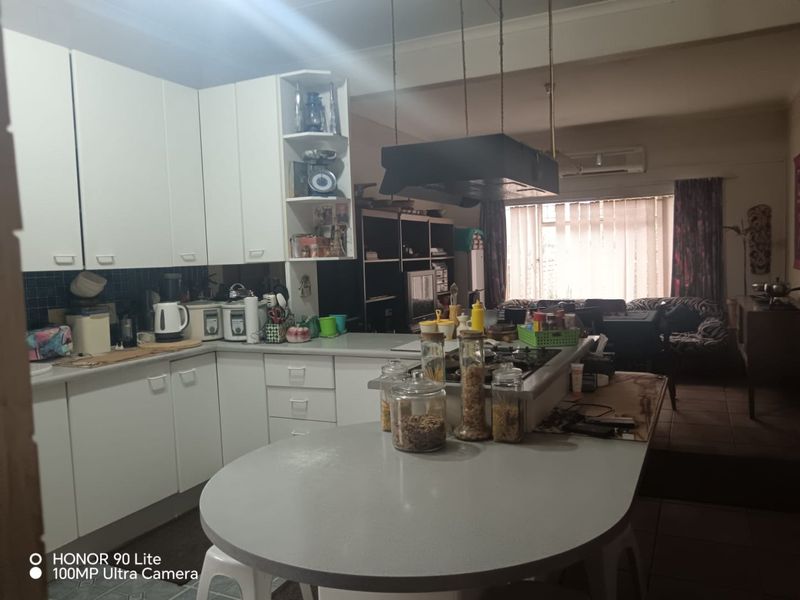 4 Bedroom Family Home with flat - Photo 10