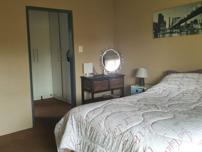 4 Bedroom Family Home with flat - Photo 9