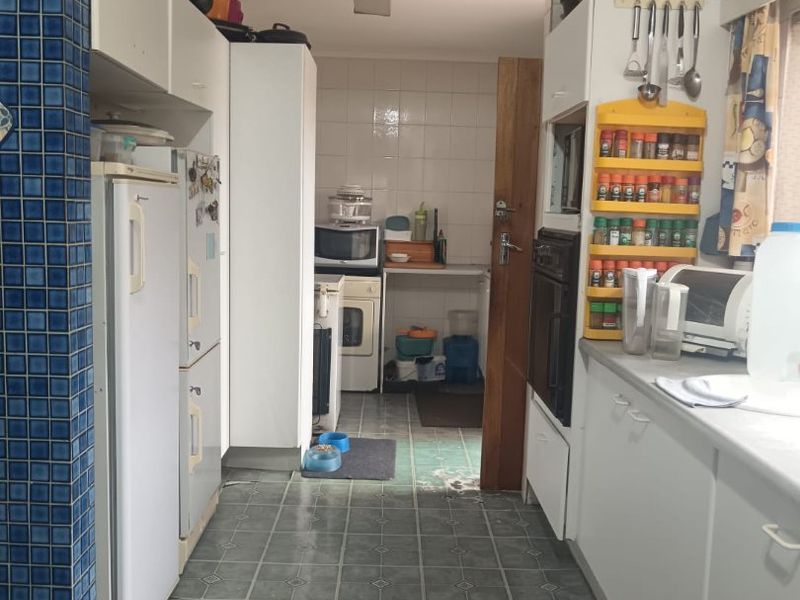 4 Bedroom Family Home with flat - Photo 8