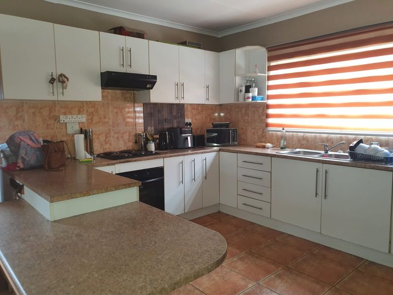 4 Bedroom Family Home with flat - Photo 7