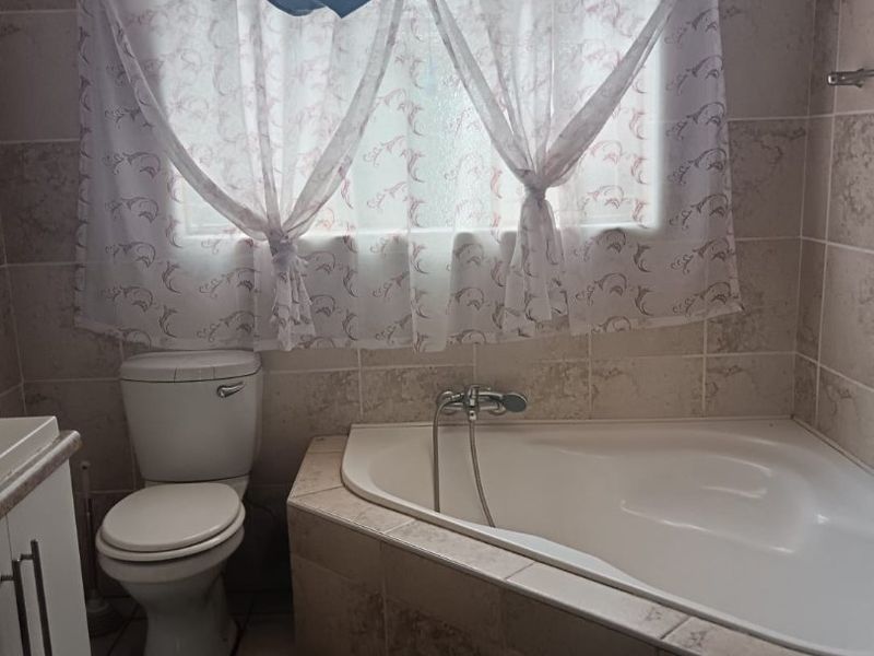4 Bedroom Family Home with flat - Photo 6