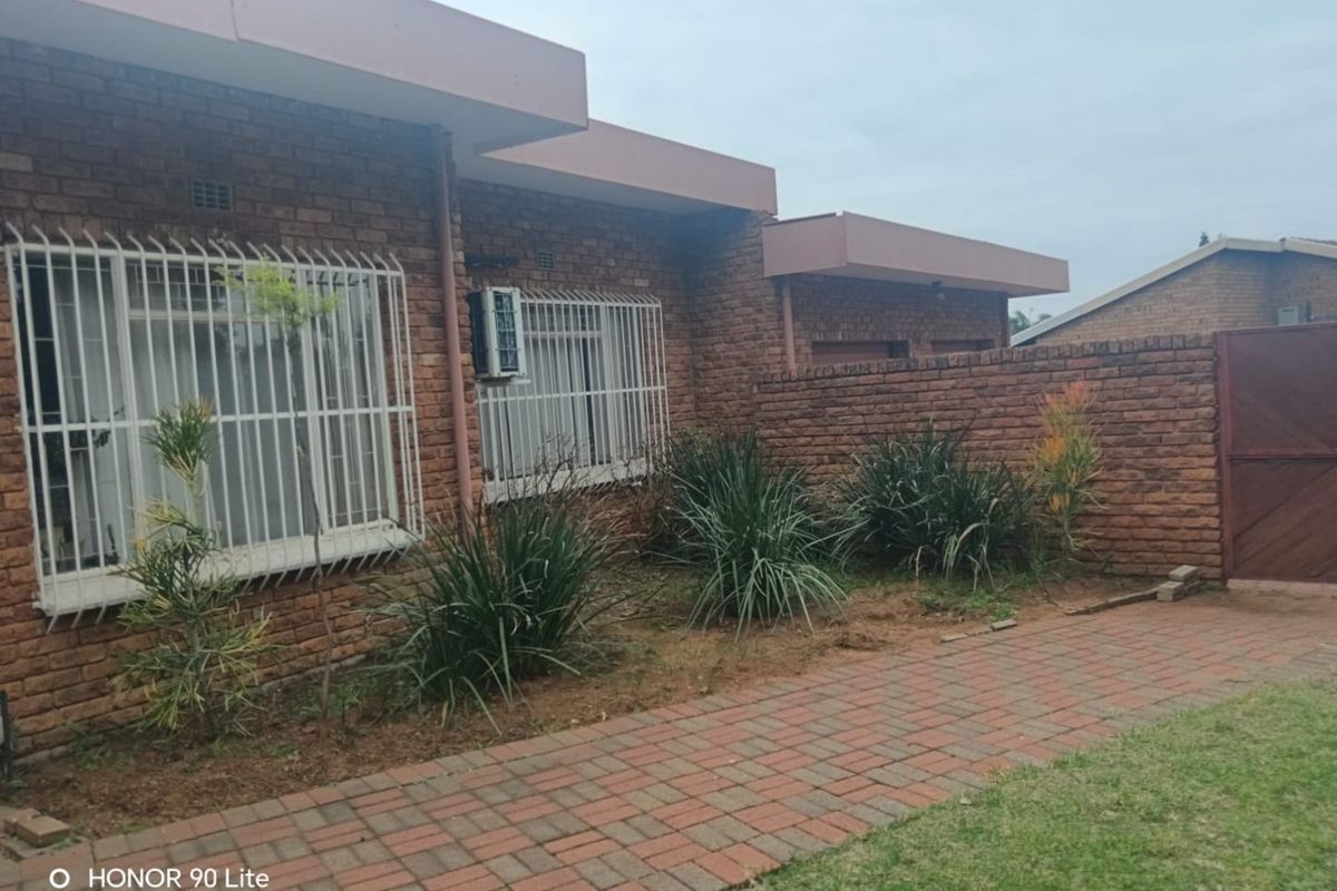 4 Bedroom Family Home with flat - Photo 4