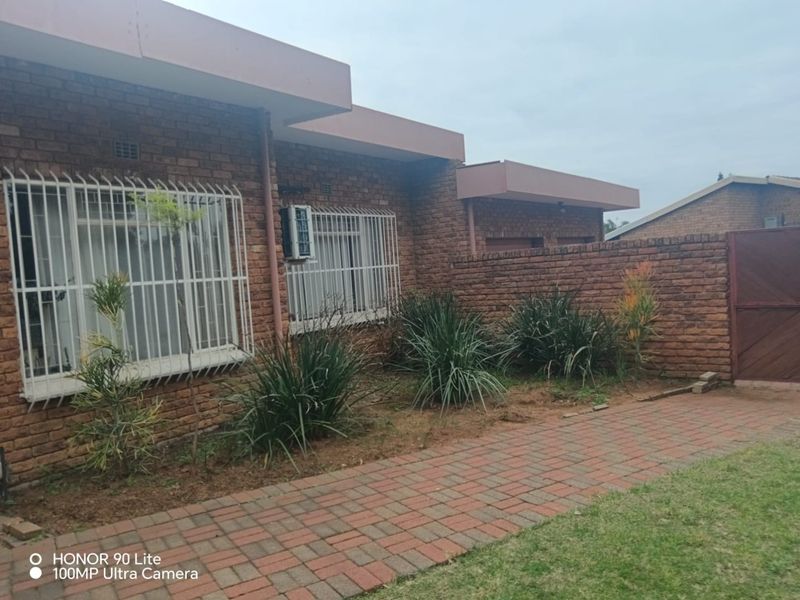 4 Bedroom Family Home with flat - Photo 4