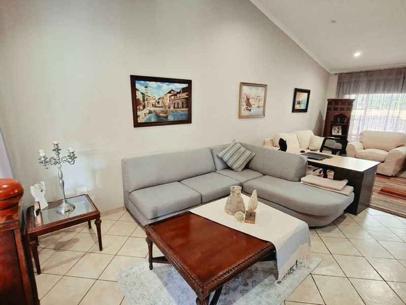 Luxury Sunlit Living in the Prestigious Wilds Security Estate - Photo 5