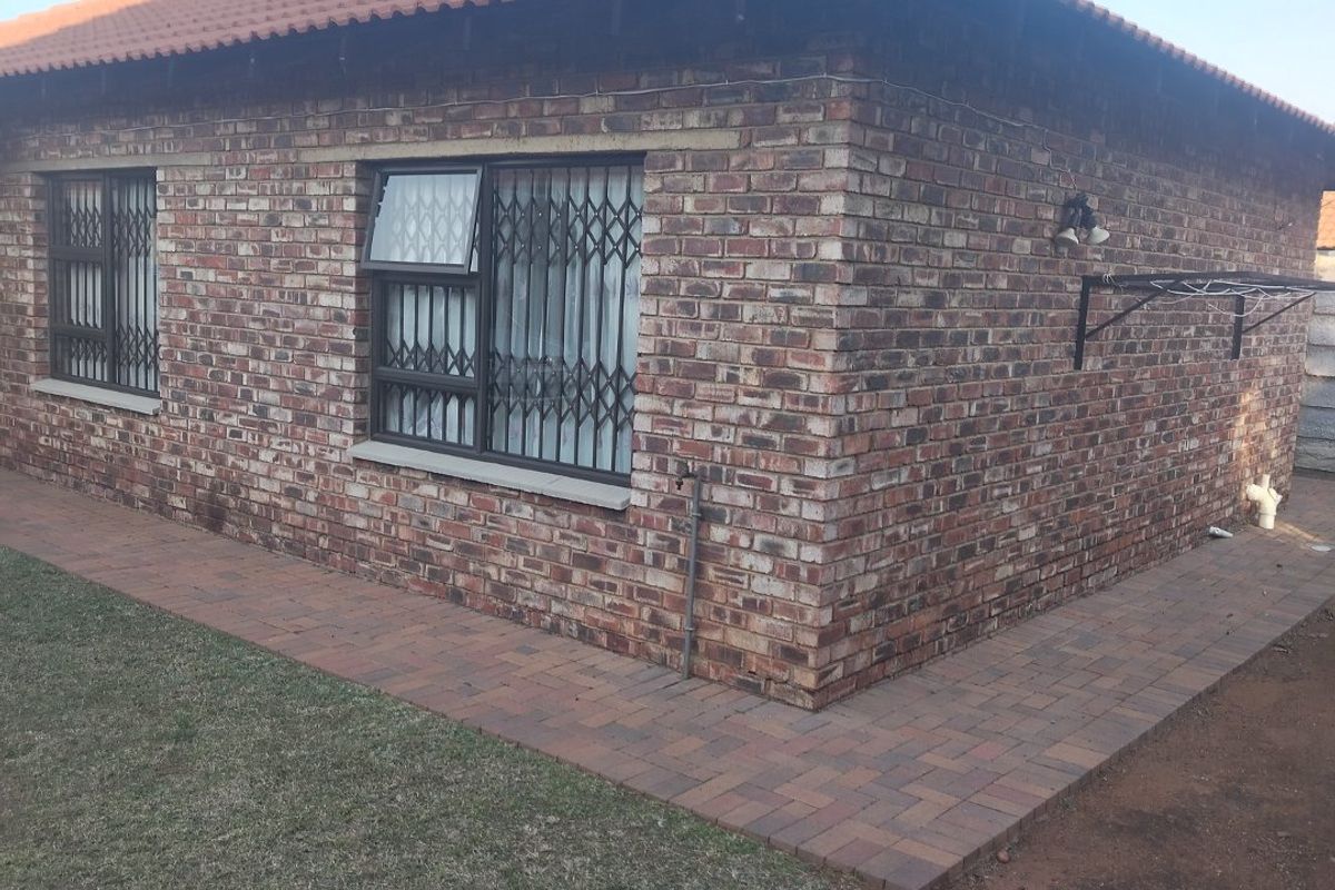 DUAL MANDATE Modern Full Title Townhouse in a Secure Flamwood Complex - Photo 3