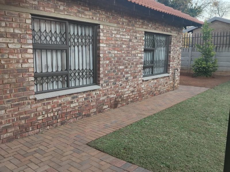 DUAL MANDATE Modern Full Title Townhouse in a Secure Flamwood Complex - Photo 5