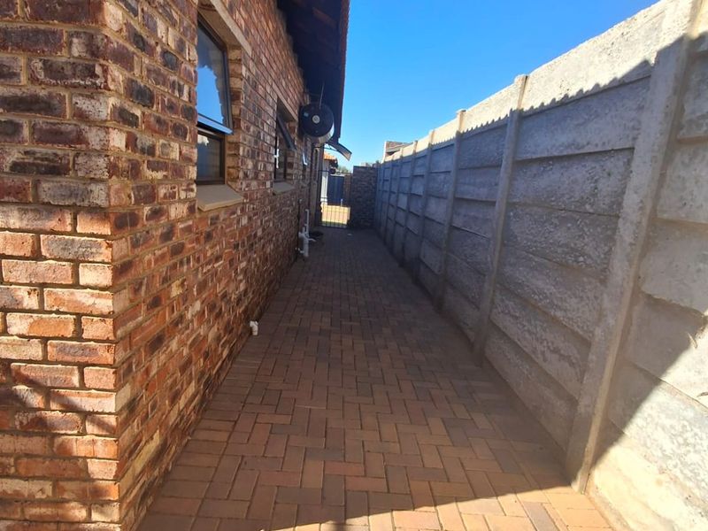 DUAL MANDATE Modern Full Title Townhouse in a Secure Flamwood Complex - Photo 8