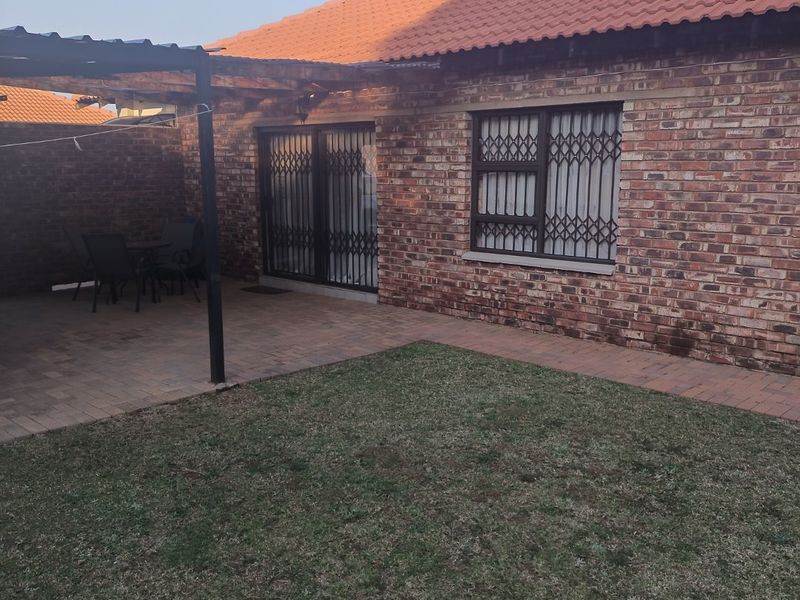 DUAL MANDATE Modern Full Title Townhouse in a Secure Flamwood Complex - Photo 1