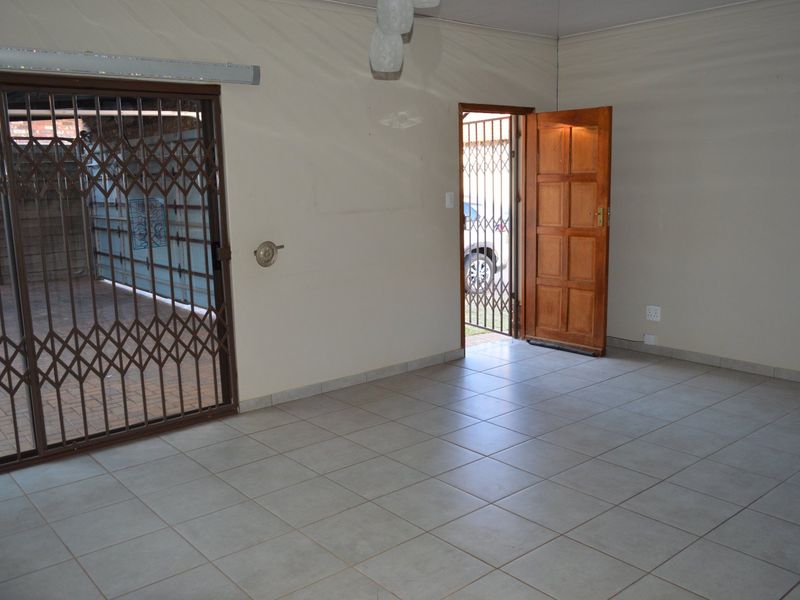 DUAL MANDATE Modern Full Title Townhouse in a Secure Flamwood Complex - Photo 10
