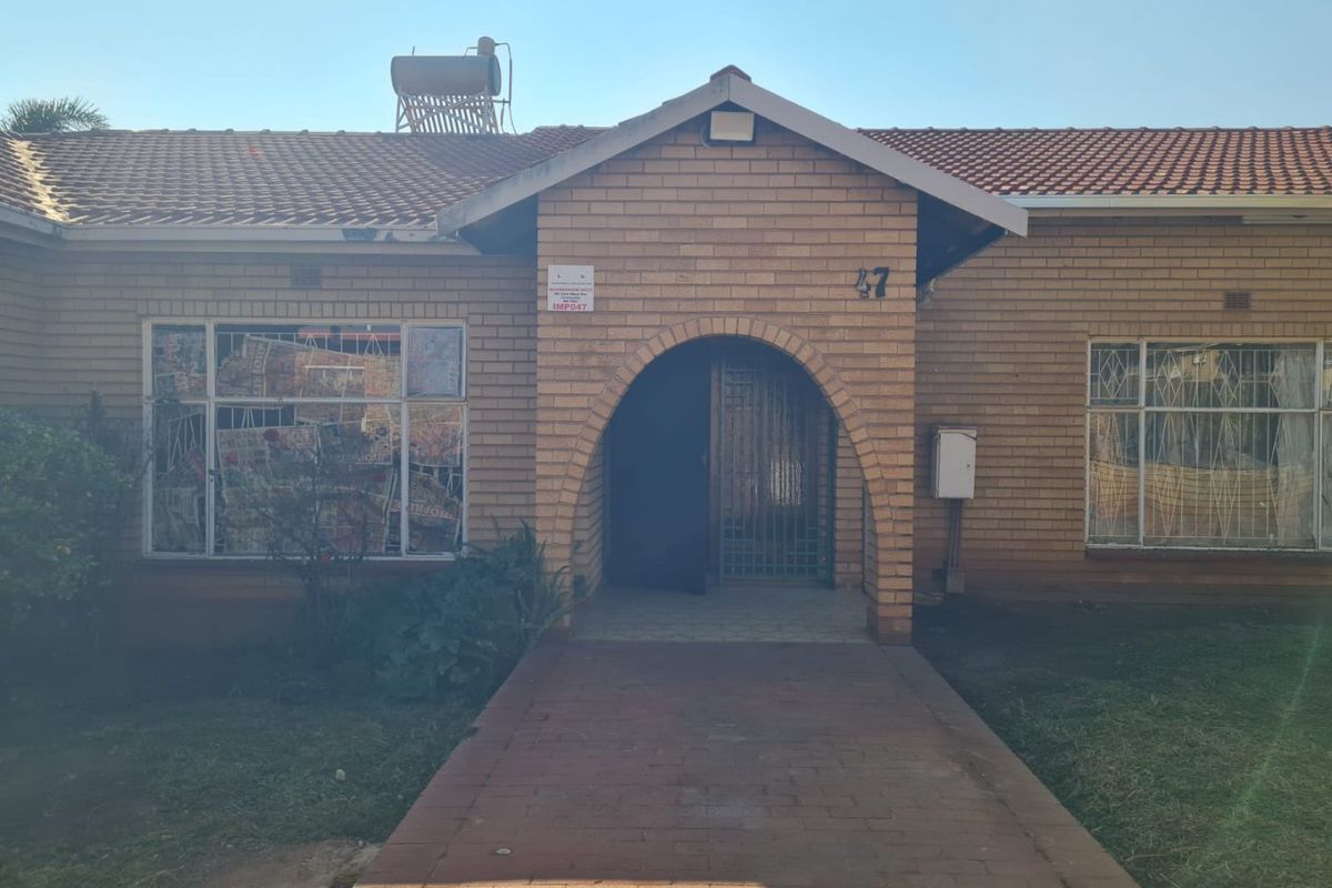 Complete 5 Bed House on a Large Stand - Photo 2