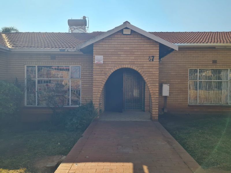 Complete 5 Bed House on a Large Stand - Photo 2