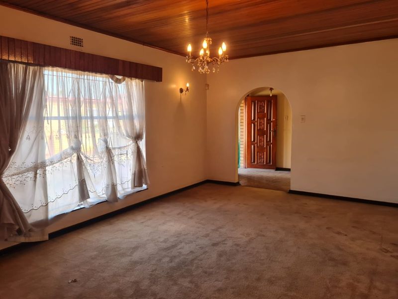 Complete 5 Bed House on a Large Stand - Photo 7