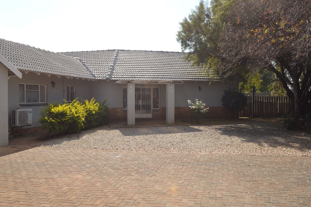 Prestigious Flamwood Property with Business Rights, Premium Solar System & Exceptional Investment Potential - Photo 2