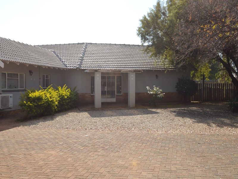 Prestigious Flamwood Property with Business Rights, Premium Solar System & Exceptional Investment Potential - Photo 2