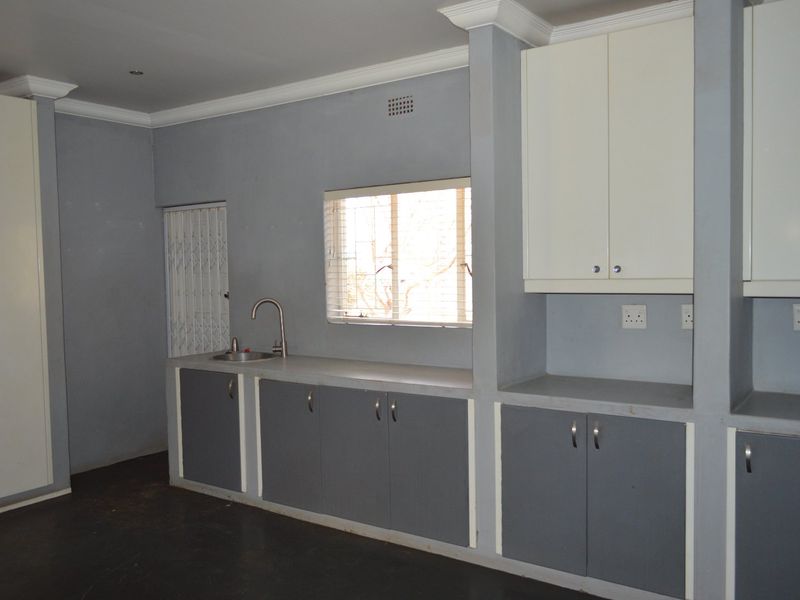 Prestigious Flamwood Property with Business Rights, Premium Solar System & Exceptional Investment Potential - Photo 6