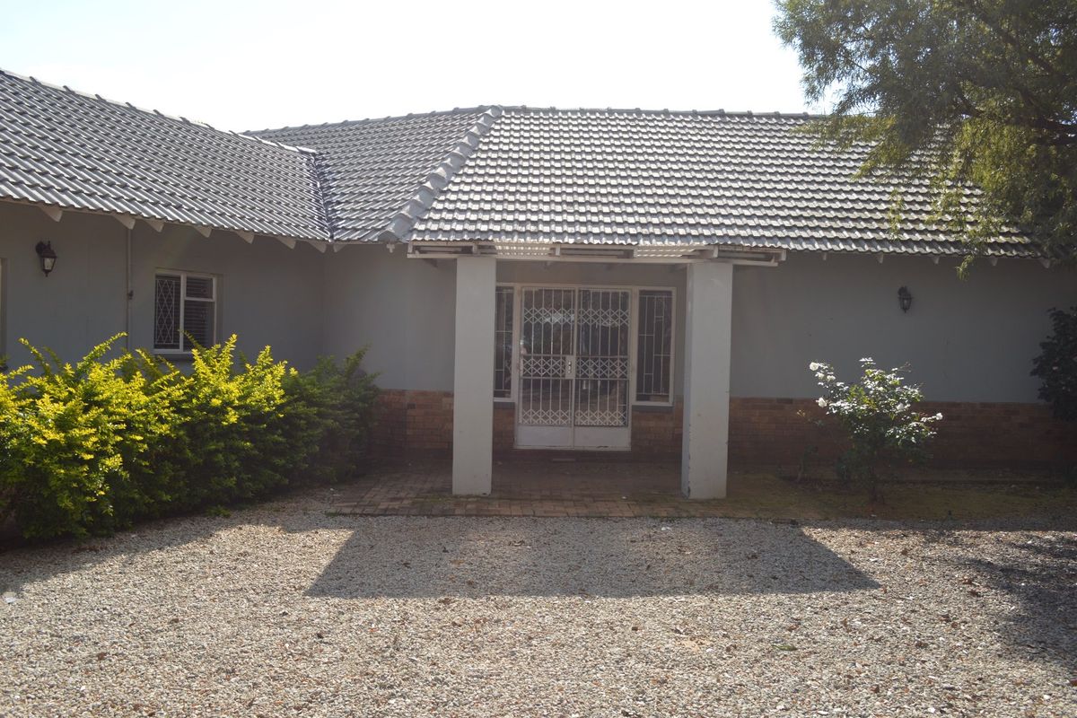 Prestigious Flamwood Property with Business Rights, Premium Solar System & Exceptional Investment Potential - Photo 3