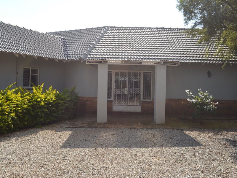 Prestigious Flamwood Property with Business Rights, Premium Solar System & Exceptional Investment Potential - Photo 3