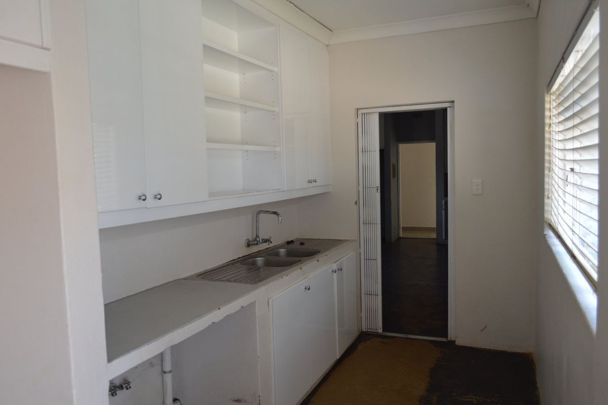 Prestigious Flamwood Property with Business Rights, Premium Solar System & Exceptional Investment Potential - Photo 4