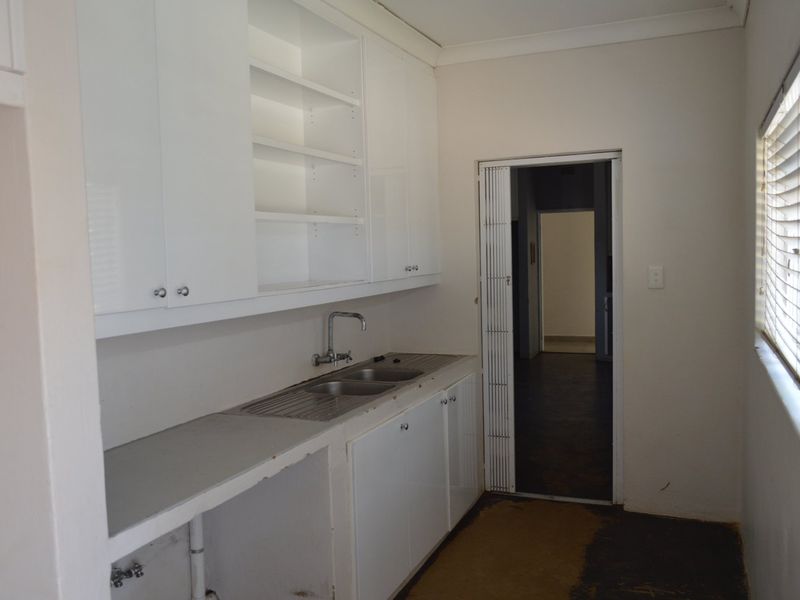 Prestigious Flamwood Property with Business Rights, Premium Solar System & Exceptional Investment Potential - Photo 4