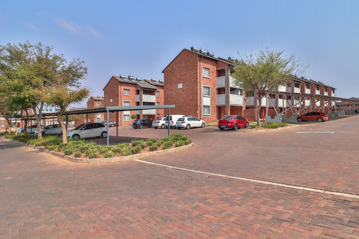 Urgent Sale! Priced Below Market Value | 2 Bed Apartment in Crescent Glades Estate - Photo 2