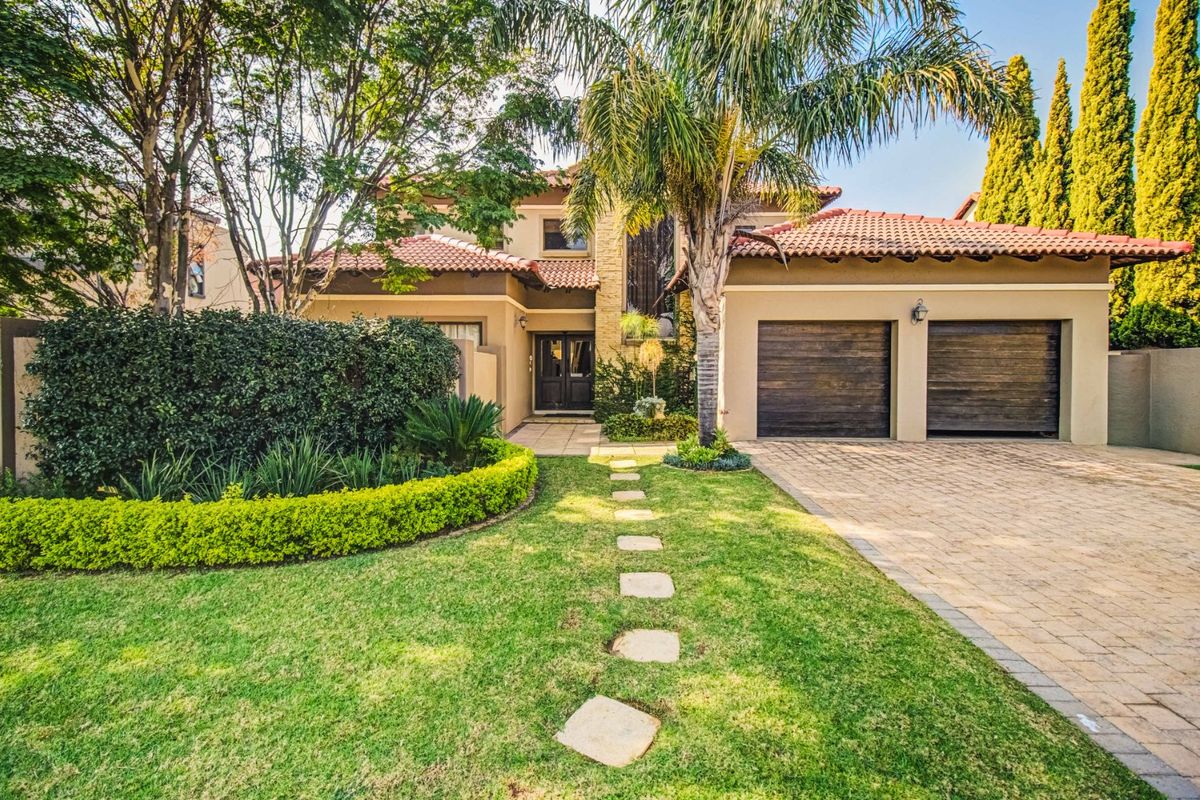 Elegant Estate Living Awaits   - Photo 2
